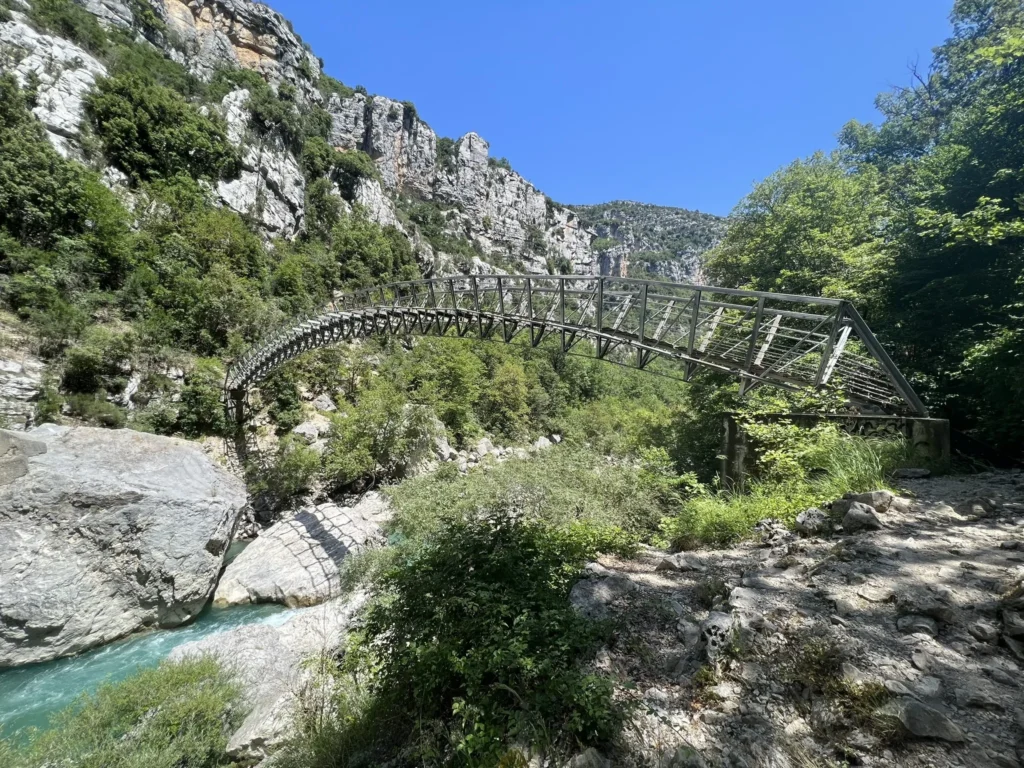 Pour continuer notre randonnée, nous devrons franchir ce pont suspendu